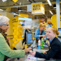 Supermercado cria 'caixa lento' para idosos que gostam de conversar