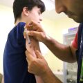 Vacina contra a dengue segue disponível para faixa entre 10 e 14 anos