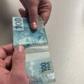 Homens usam nota falsa para pagar compra em Jaraguá 
