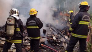 (Vídeo) Incêndio destrói casa em Guaramirim