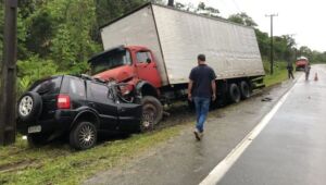Quatro morrem em acidente entre carro e caminhão