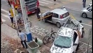 (Vídeo) Carro despenca do segundo andar de shopping em Itapema 