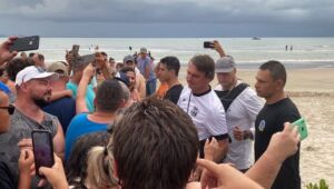 Bolsonaro interrompe férias em SC e é internado para exames em SP