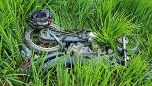 (Fotos) Motocicleta é arremessada dentro de arrozeira após colisão com dois carros em Massaranduba 