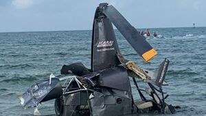 (Vídeo) Helicóptero cai no mar próximo a banhistas em Florianópolis