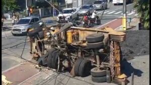 (Vídeo) Caminhão tomba após colidir em carros e poste em Jaraguá do Sul