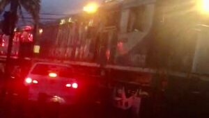 (Vídeo) Trem bate e arrasta carro em Joinville