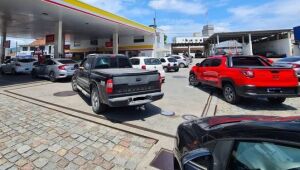 Motoristas de Jaraguá e região fazem fila em postos após Petrobras aumentar preço de combustíveis