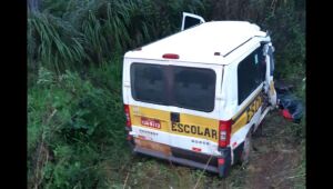 (Fotos) Acidente grave entre van escolar e carreta mata uma pessoa em SC