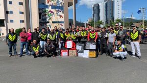 Motoboys fazem manifestação contra cobrança do estacionamento rotativo em Jaraguá