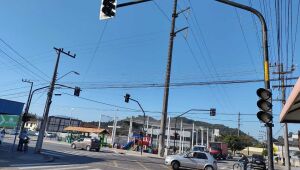 Diretoria de Trânsito instala semáforo na Rua Alwin Muller, no bairro Vieira 