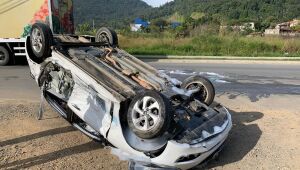 (Fotos) Carro capota após colisão em Guaramirim