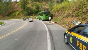 (Fotos) Motorista percebe falta de freios e joga ônibus contra barranco para evitar grave acidente 