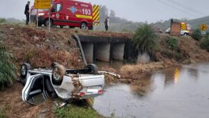 Veículo capota e cai dentro de arrozeira em Massaranduba 