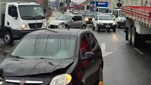 Acidente entre carros deixa trânsito complicado em Guaramirim