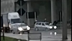 Carro fica preso em buraco no viaduto de Guaramirim