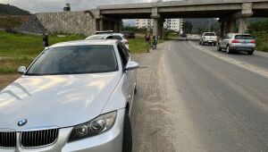Motorista de BMW faz manobras perigosas e é detido após desacatar policiais em Jaraguá