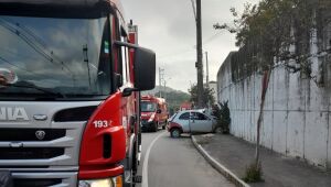 Idoso fica ferido após colidir com carro contra poste em Jaraguá