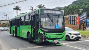 Ônibus e carro colidem em Jaraguá do Sul
