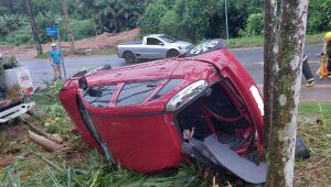 (VÍDEO) Motorista fica ferido após carro capotar em Guaramirim 