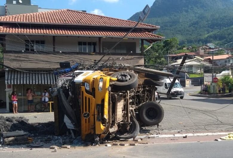 Grave acidente com caminhão em Jaraguá teria sido causado por pneu que estourou