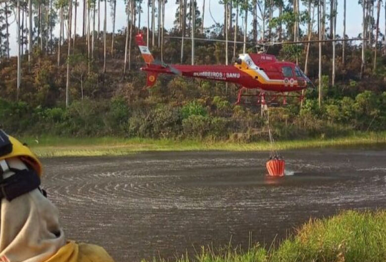Helicóptero Arcanjo é usado no combate a incêndio em Guaramirim
