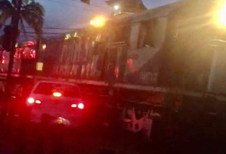 (Vídeo) Trem bate e arrasta carro em Joinville