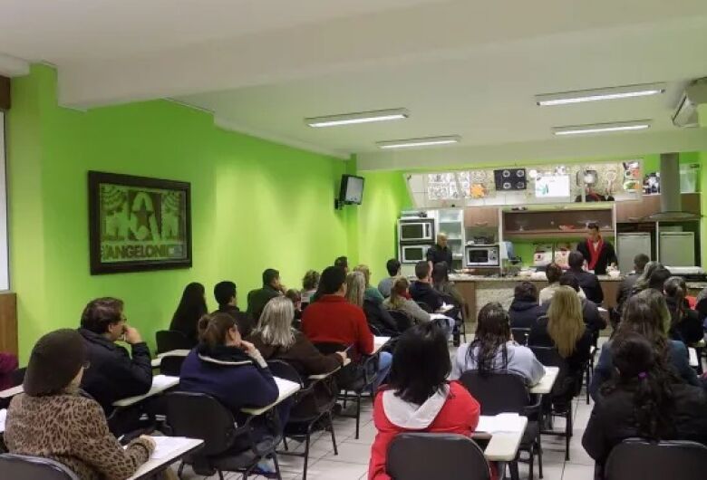 Angeloni retoma aulas presenciais de gastronomia com cursos em Jaraguá