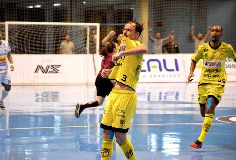 Jaraguá Futsal vence Umuarama e pula para sexto lugar na Liga