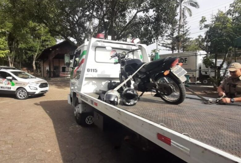 Dois adolescentes são apreendidos após furto de moto em Jaraguá