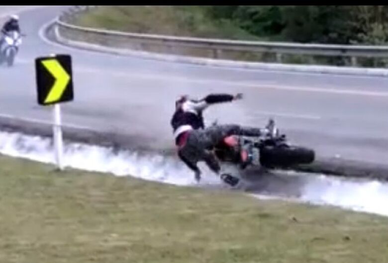 (Vídeo) Motociclista perde controle e cai em curva na serra de Corupá
