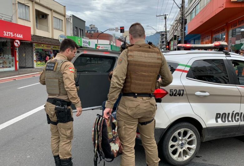 Vendedor de doces é preso após agarrar adolescente e idosa em Jaraguá