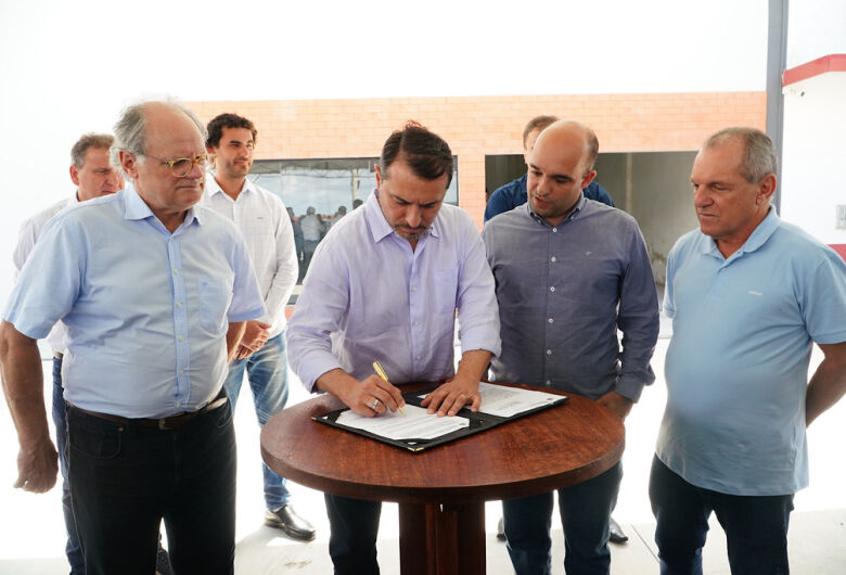 The governor signed an agreement to pave the way for Rota das Cachoiras