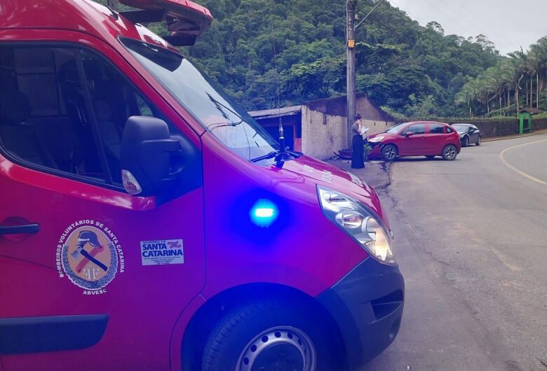 Condutor passa mal e colide em poste em Jaraguá do Sul