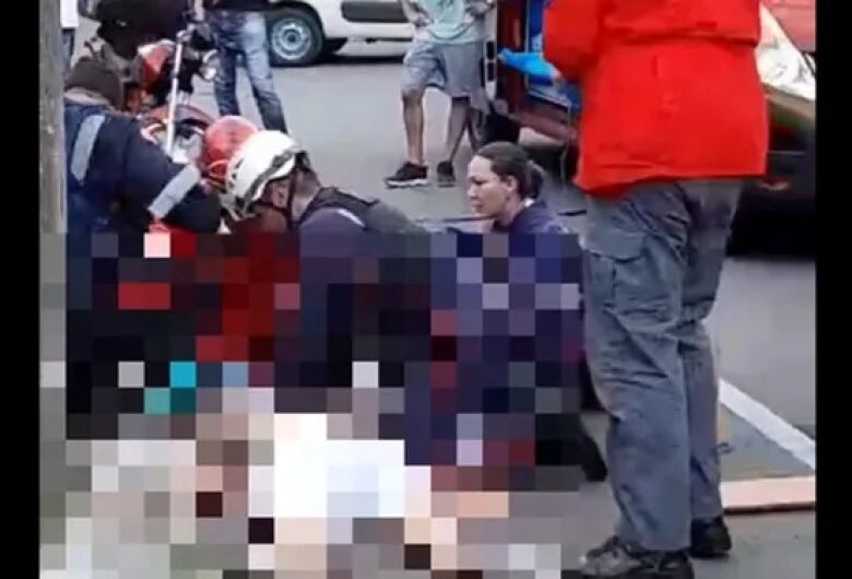 [Vídeo] Motociclista fica em estado gravíssimo após acidente em Jaraguá