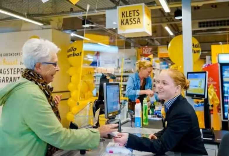 Supermercado cria 'caixa lento' para idosos que gostam de conversar