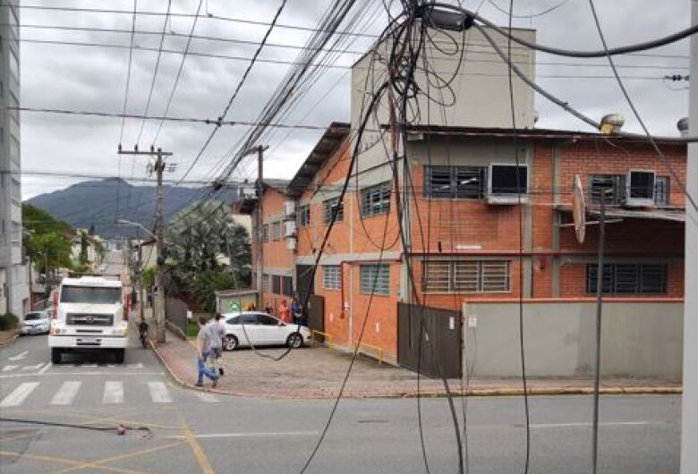 (VÍDEO) Carreta derruba fiação telefônica na Rua Dona Antônia