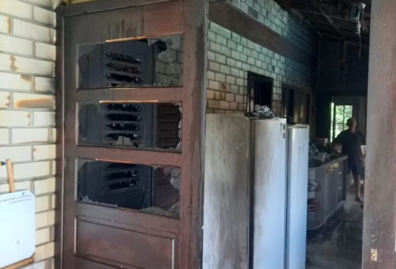 Morador usa gasolina para acender churrasqueira e casa é incendiada em SC