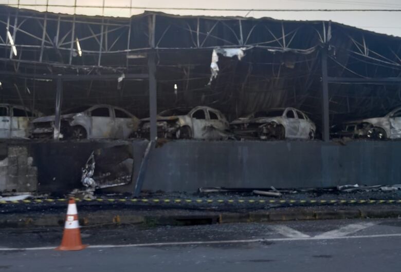 (Vídeo) Carros são destruídos após incêndio em loja de veículos em Joinville