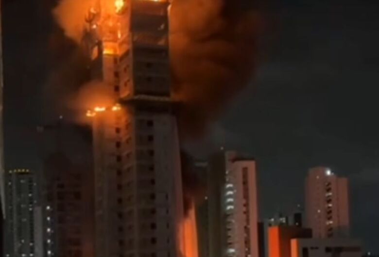 [VÍDEO] Incêndio atinge prédio em construção em Recife