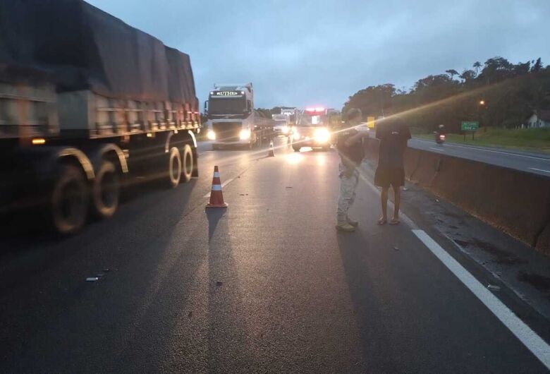 Homem morre após ser atropelado por caminhão na BR-101 em Araquari