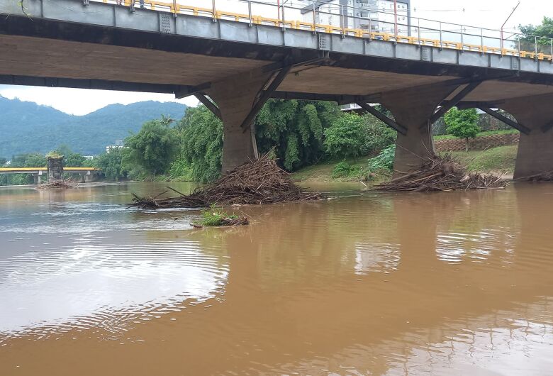 Defesa Civil remove entulhos da Ponte Abdon Batista nesta segunda-feira