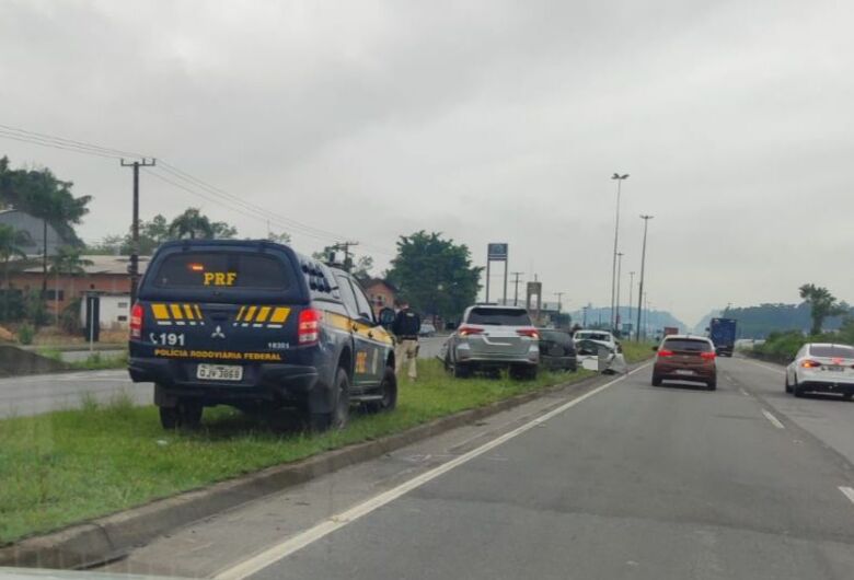 Engavetamento deixa trânsito lento na BR-280 em Guaramirim
