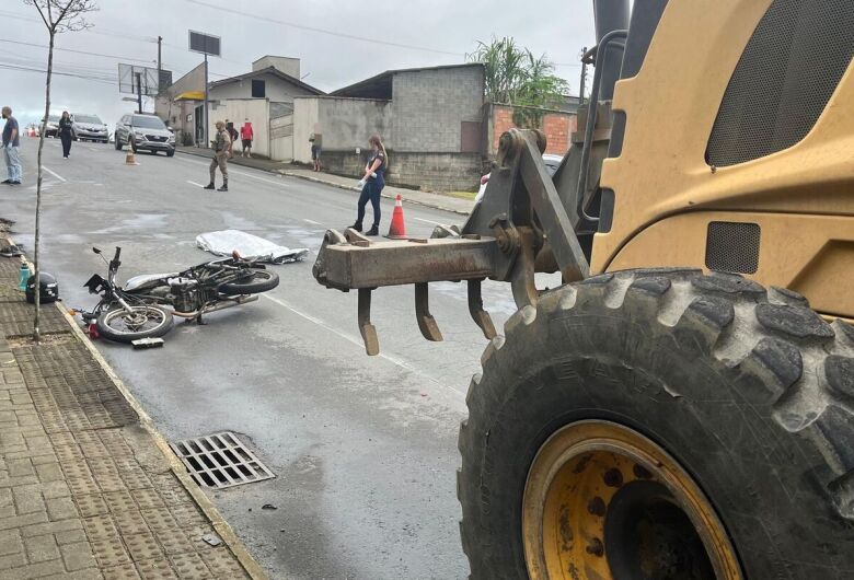 (Vídeo) Motociclista é arrastado por patrola após bater na traseira da máquina, em Jaraguá