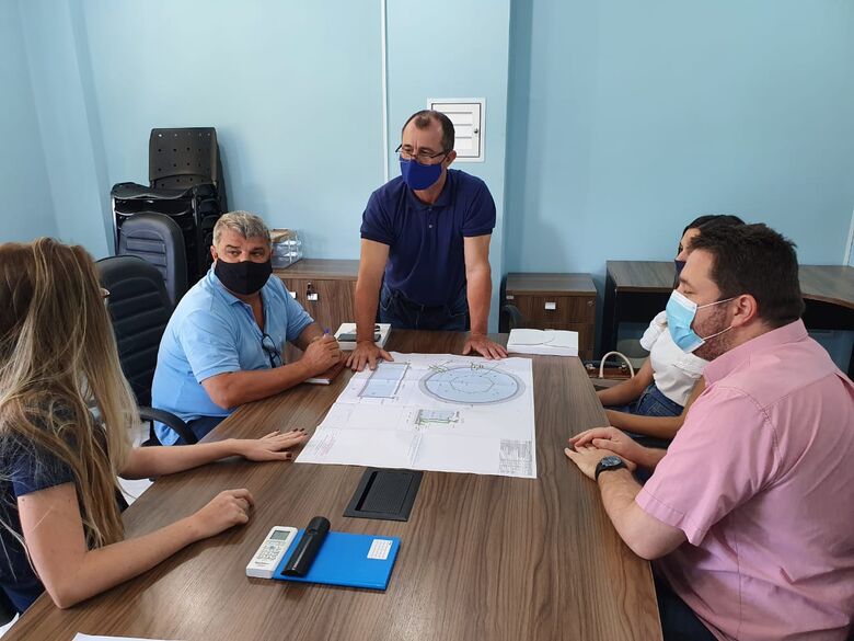  Prefeito Chiodini com a equipe da Águas de Guaramirim e o projeto do novo reservatório. - Crédito: Divulgação Prefeitura de Guaramirim 