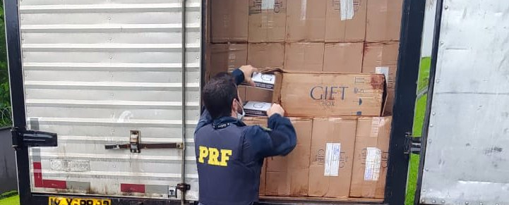 PRF apreende R$ 750 mil em cigarros contrabandeados em Jaraguá   - Crédito: Divulgação