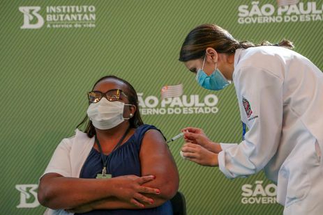Enfermeira é vacinada em São Paulo  - Crédito: Governo de São Paulo