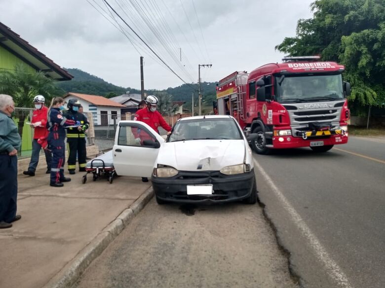 Motorista erra manobra e colide carro contra muro em Jaraguá  - Crédito: Gabriel Junior 