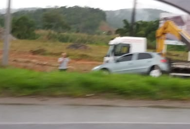 Saída de pista deixa trânsito lento na BR-280, em Guaramirim
 - Crédito: Divulgação/Ouvinte Jaraguá