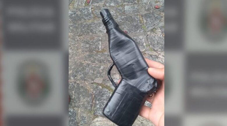 Brasil: Homem é preso após usar embalagem de desodorante para simular arma
 - 